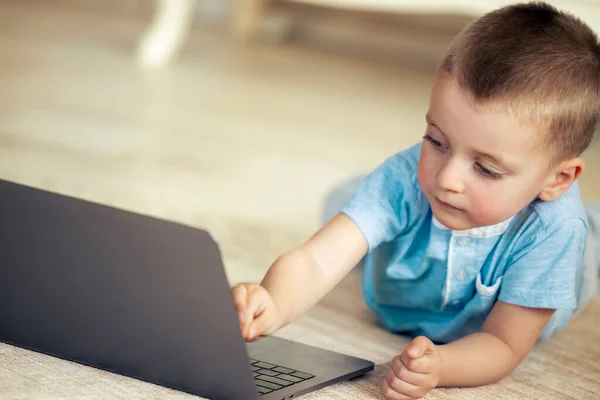 Mały Chłopiec Ogląda Kreskówki Laptopie Domu — Zdjęcie stockowe