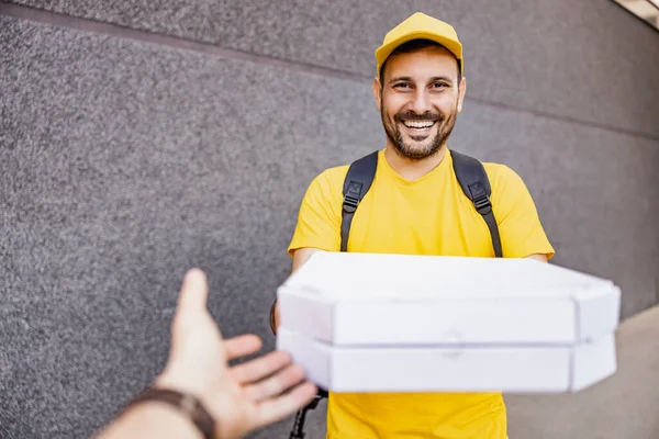 Termal Sırt Çantalı Adama Pizza Getiren Kurye Paket Servis Konsepti — Stok fotoğraf