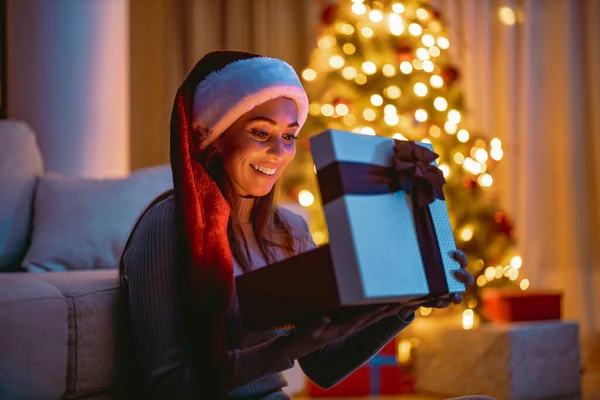 Mujer Sonriente Casa Abierta Caja Regalo Sorpresa Feliz Navidad —  Fotos de Stock