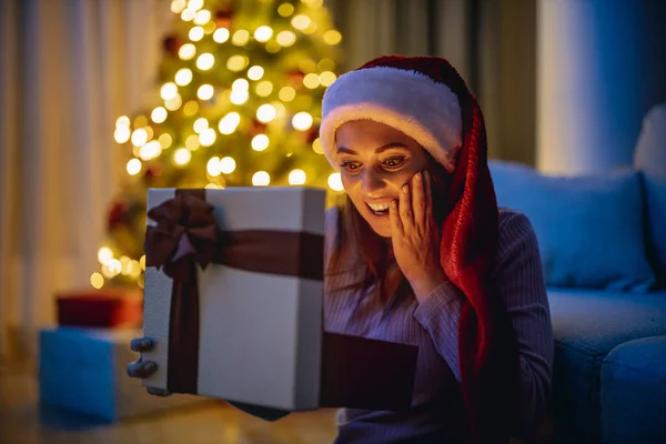 Mujer Sonriente Casa Abierta Caja Regalo Sorpresa Feliz Navidad —  Fotos de Stock