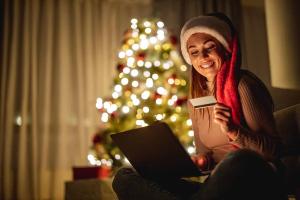 Młoda Kobieta Kupić Online Domu Ferie Zimowe Pomocą Lap Christmas — Zdjęcie stockowe