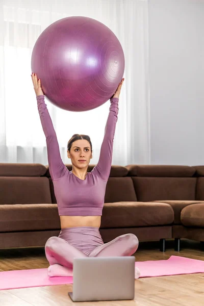 在家里练习普拉提 瑜伽和健身 做伸展运动的妇女 — 图库照片