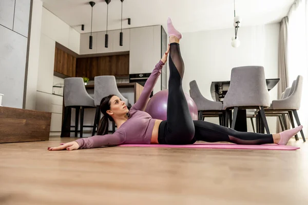 在家里练习普拉提 瑜伽和健身 做伸展运动的妇女 — 图库照片