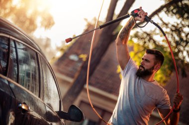 Araba yıkama. Yüksek basınçlı su kullanarak araba yıkama..