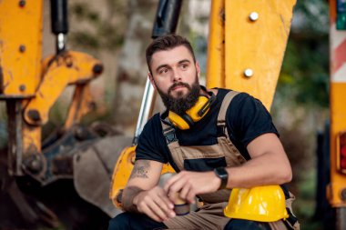 Yakışıklı genç mimar işten sonra kahve molası verir.. 