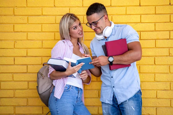 Studenten Mit Büchern Arm Stehen Der Gelben Wand Bildung Dating — Stockfoto