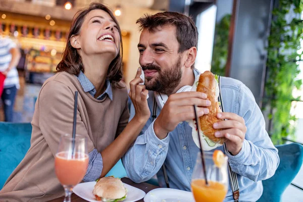 Pareja Restaurante Beber Jugo Comer Sándwiches Divertirse Juntos Concepto Felicidad —  Fotos de Stock