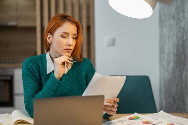 Finansal sorunlar yüzünden kendini stresli hisseden yorgun bir anne, evden çalışıyor. İflas.