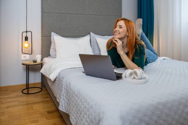 Güzel bir kadın görüntülü görüşme yapıyor. Evden çalışan genç bir kadın. Çevrimiçi konsept..