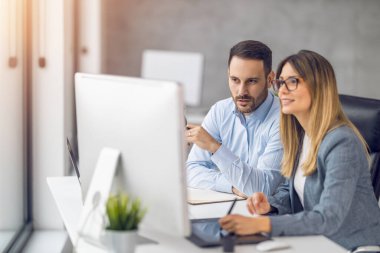 Ofisteki iki iş arkadaşı yeni yatırımların iş stratejisini tartışıyor. Masada birlikte oturan başarılı iş adamları..