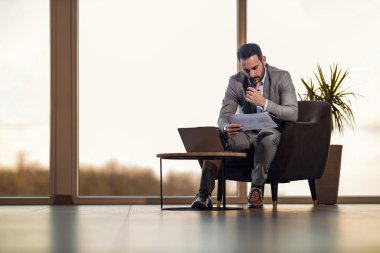 Ciddi genç işadamı, başarılı CEO yöneticisi finansal strateji planlama, ofiste dizüstü bilgisayar kullanma. Finans analizi..