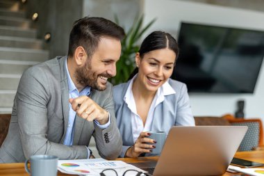 Ofisteki iki iş arkadaşı yeni yatırımların iş stratejisini tartışıyor. Masada birlikte oturan başarılı iş adamları..