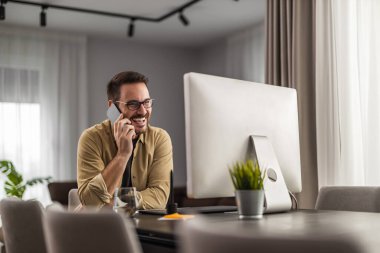 Yeni fikirler üzerinde çalışan erkek tasarımcı. Yeni bir proje üzerinde çalışan gülümseyen bir adamın portresi..