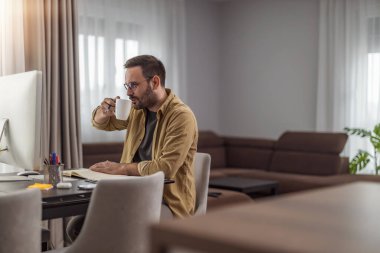 Yeni fikirler üzerinde çalışan erkek tasarımcı. Yeni bir proje üzerinde çalışan gülümseyen bir adamın portresi..