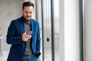 Akıllı telefonla çalışan bir işadamı. İnsanlar, teknoloji ve iş konsepti..