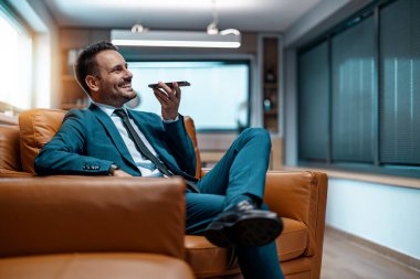 Akıllı telefonla çalışan bir iş adamı. Akıllı telefonuyla konuşan genç bir iş adamı..