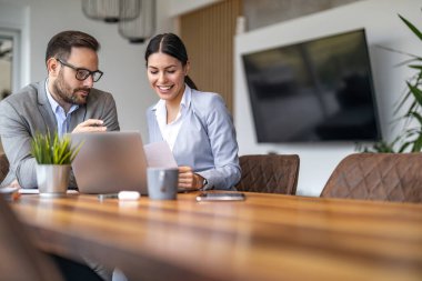 Ofisteki iki iş arkadaşı yeni yatırımların iş stratejisini tartışıyor. Masada birlikte oturan başarılı iş adamları..