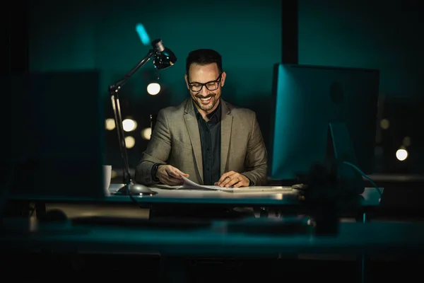 Portret Przystojnego Biznesmena Pracującego Nad Komputerem Biurze Późnym Wieczorem Biznesmen — Zdjęcie stockowe