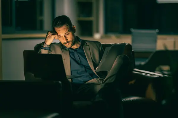 Poważny Biznesmen Pracujący Nocy Laptopie Nowoczesnym Biurze Zmęczony Zmartwiony Biznesmen — Zdjęcie stockowe