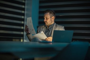 Modern ofisindeki iş yerindeki girişimcinin görüntüsü. Ciddi genç işadamı müşterisiyle görüntülü görüşme yapıyor..