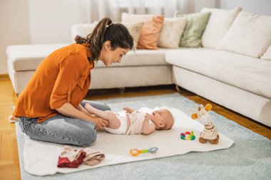 Sevgi dolu anne, yeni doğmuş bebeğini evde taşıyor. Anne ve bebeğin sevgisi. Aile evde..
