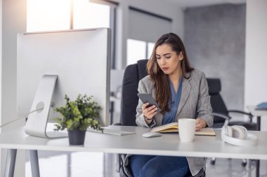 Modern ofiste çalışan bilgisayar kullanan bir kadın girişimci. Online toplantı. Teknoloji, insanlar ve iş konsepti..