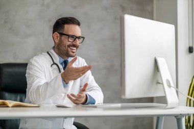 Klinikteki hastalarla konuşan doktorun portresi ev içi sağlık tedavisi için online danışmanlık yapıyor. Sağlık ve İlaç Hizmetleri.