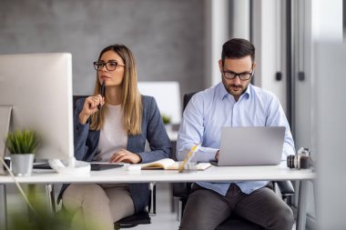 Yaratıcı insanlar bir ofiste bilgisayar kullanarak buluşuyor ve yeni planlar hakkında konuşuyorlar. Web tasarımcıları ofiste çalışıyor ve yeni web sitesi planlıyorlar..