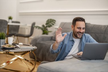 Ev bilgisayarında çalışan gülümseyen iş adamı. İnsanlar, iş ve teknoloji kavramı..