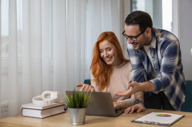 Başarılı iş çifti ev işlerinde birlikte çalışıyor. Takım çalışması konsepti. Aile şirketi kurma..