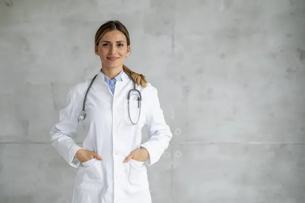 Porträt Einer Ärztin Auf Grauem Hintergrund Gesundheitswesen Und Medizinisches Konzept Stockbild
