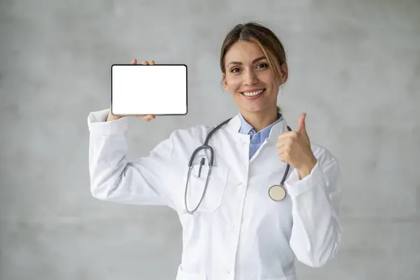 Retrato Médico Fêmea Segurando Comprimido Digital Mostrando Espaço Livre Copiar Imagens Royalty-Free