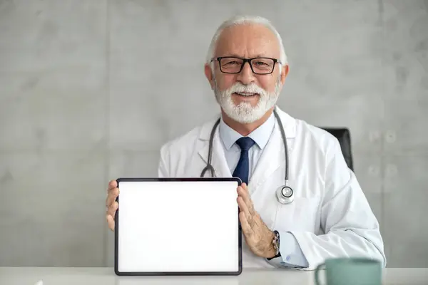 Portretul Medicului Masculin Senior Care Deține Tableta Digitală Arată Spațiu Imagine de stoc
