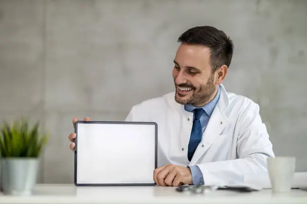 Retrato Jovem Médico Sexo Masculino Segurando Tablet Digital Mostrando Espaço Fotografia De Stock