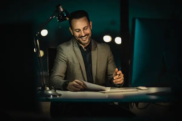 Porträt Eines Gutaussehenden Geschäftsmannes Der Spät Abend Computer Büro Arbeitet Stockbild