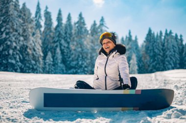  Mutluluk, kış tatili, turizm, seyahat ve insan konsepti. Snowboard 'lu kadın snowboardcu. 