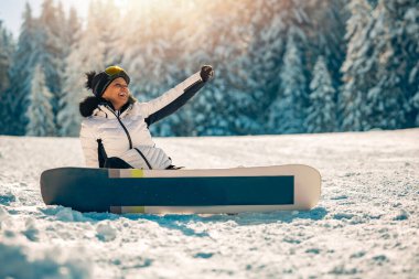 Mutluluk, kış tatili, turizm, seyahat ve insan konsepti. Snowboard 'lu kadın. Kış sporları.
