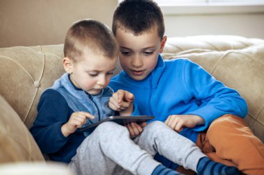 Dijital tablette video oyunu oynayan çocuklar. İnsanlar, eğlence ve teknoloji kavramı..