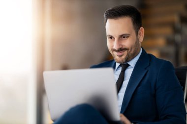 Modern ofisindeki iş yerindeki başarılı girişimcinin görüntüsü. Ciddi genç işadamı müşterisiyle görüntülü görüşme yapıyor..