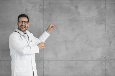 Doktor el ilanınızla ya da ürününüzle boş alan gösteriyor. Sağlık ve İlaç Hizmetleri.