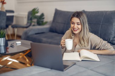 İnternetten ders izleyen ve evden ders alan genç bir öğrenci. Mesafe Eğitimi.