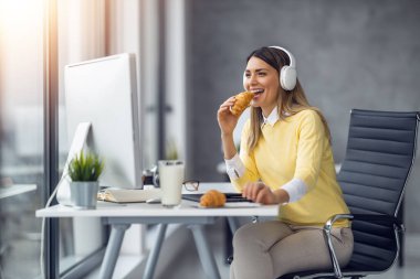 Ofiste bilgisayar kullanan genç ve güzel bir iş kadını. İnsanlar, iş ve teknoloji kavramı..