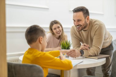 Küçük çocuk internetten ders izliyor ve evden ders çalışıyor. Mesafe Eğitimi.