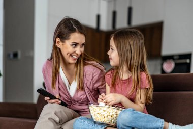 Mutlu aile hafta sonu birlikte eğleniyor. Mutlu aile kavramı. Evde televizyon izliyorlar..