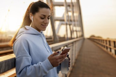 Kadın fitness modeli şehir dışındaki eğitimden sonra dinleniyor..