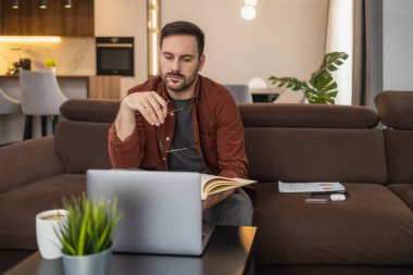 Stresli adam faturalarda kötü haberi gördü. Finansal sorunlar, durgunluk ve iflas kavramı..