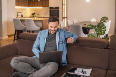 Erkek Frelancer yeni bir proje üzerinde çalışıyor. Dahili ofiste çalışan genç yaratıcı adam..