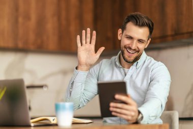 Dijital tabletle çalışan bir işadamı. Evde çalışan serbest çalışan biri..