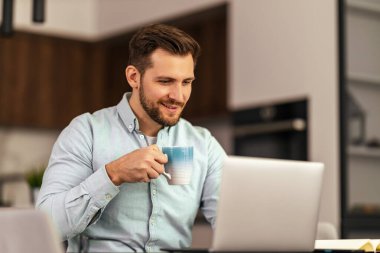 İnsanlar, teknoloji ve iş konsepti, bilgisayarlı adam ev ofisinde çalışıyor..