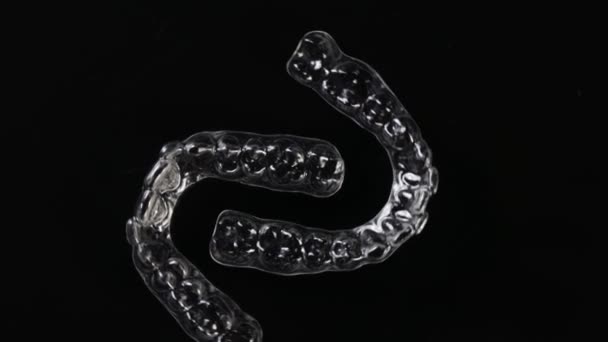 Ortodontik Tak Terlihat Tanda Kurung Kosmetik Pada Latar Belakang Hitam — Stok Video